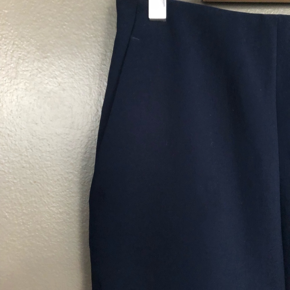 Navy blue Babaton skirt. - Picture 3 of 6